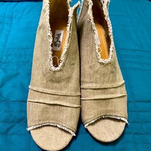 Very G heeled booties size 8